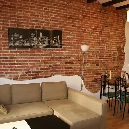 Rustic 2 Bedroom Poble Sec Apartment *